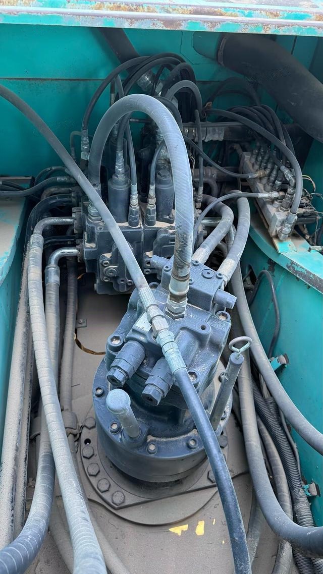Kobelco SK200-10 excavator, photo 4 of 8